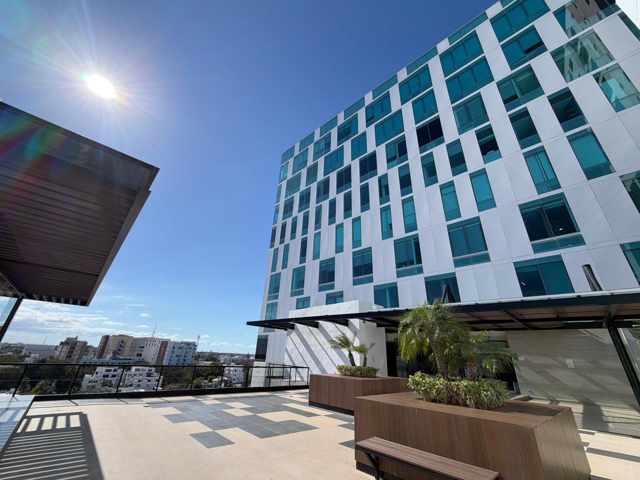 Oficina en Renta en Av. Bonampak, Cancún – Amueblada, Nivel 13 con Vista Panorámica